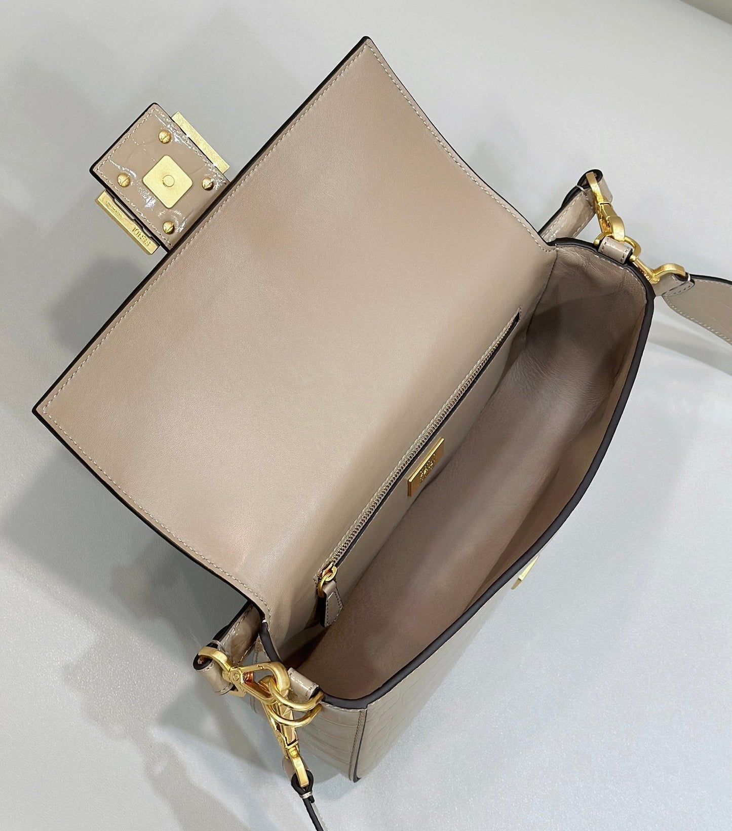 BOLSO FENDI BAGUETTE 27 DE PIEL DE BECERRO BEIGE ARENA CON HERRAJES DORADOS