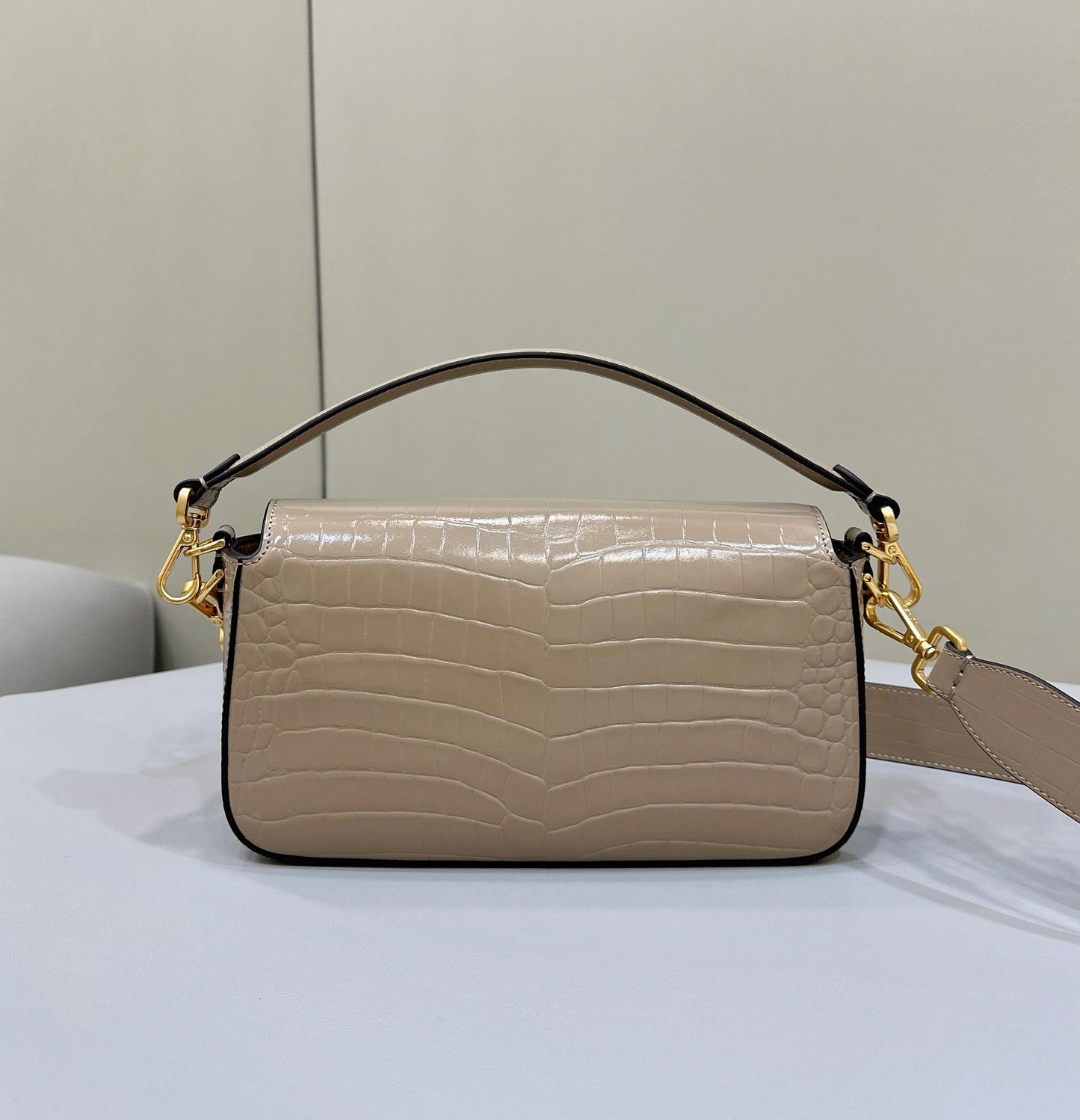 BOLSO FENDI BAGUETTE 27 DE PIEL DE BECERRO BEIGE ARENA CON HERRAJES DORADOS