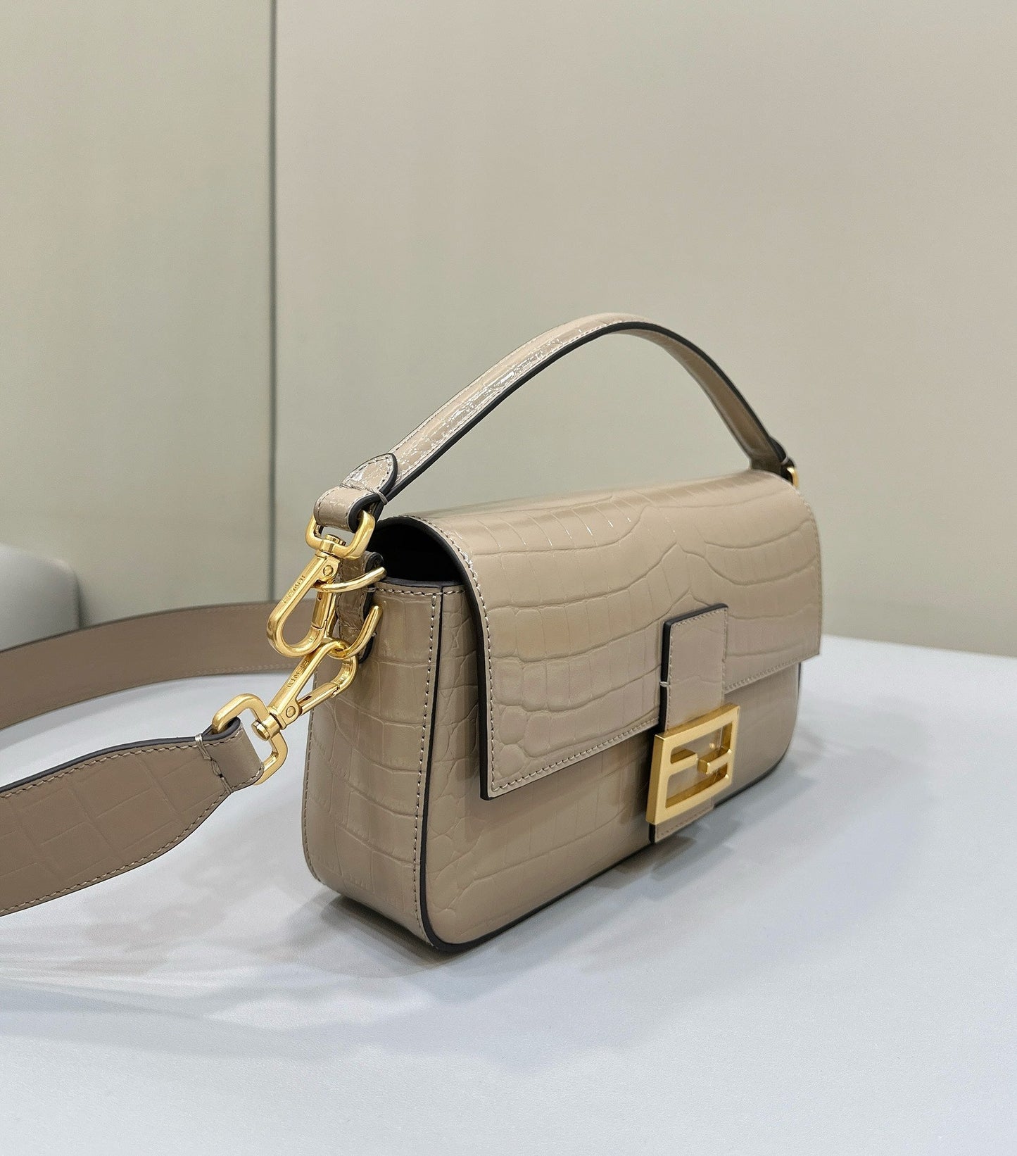 BOLSO FENDI BAGUETTE 27 DE PIEL DE BECERRO BEIGE ARENA CON HERRAJES DORADOS