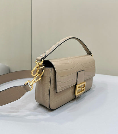 BOLSO FENDI BAGUETTE 27 DE PIEL DE BECERRO BEIGE ARENA CON HERRAJES DORADOS
