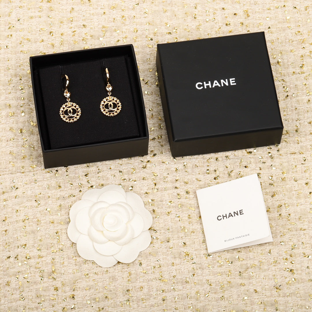 PENDIENTES DE ORO CON CORAZONES MÚLTIPLES Y DOBLE C