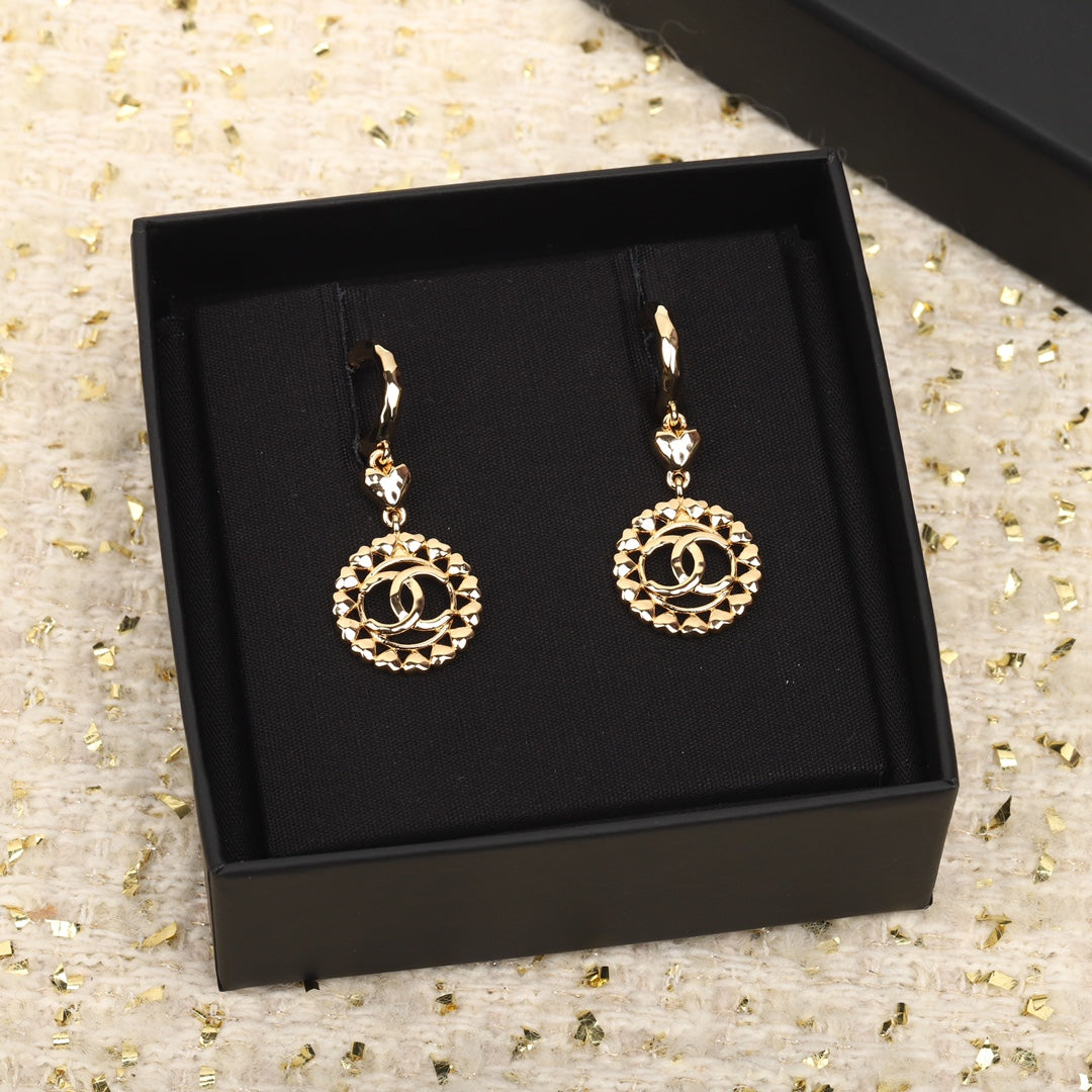 PENDIENTES DE ORO CON CORAZONES MÚLTIPLES Y DOBLE C