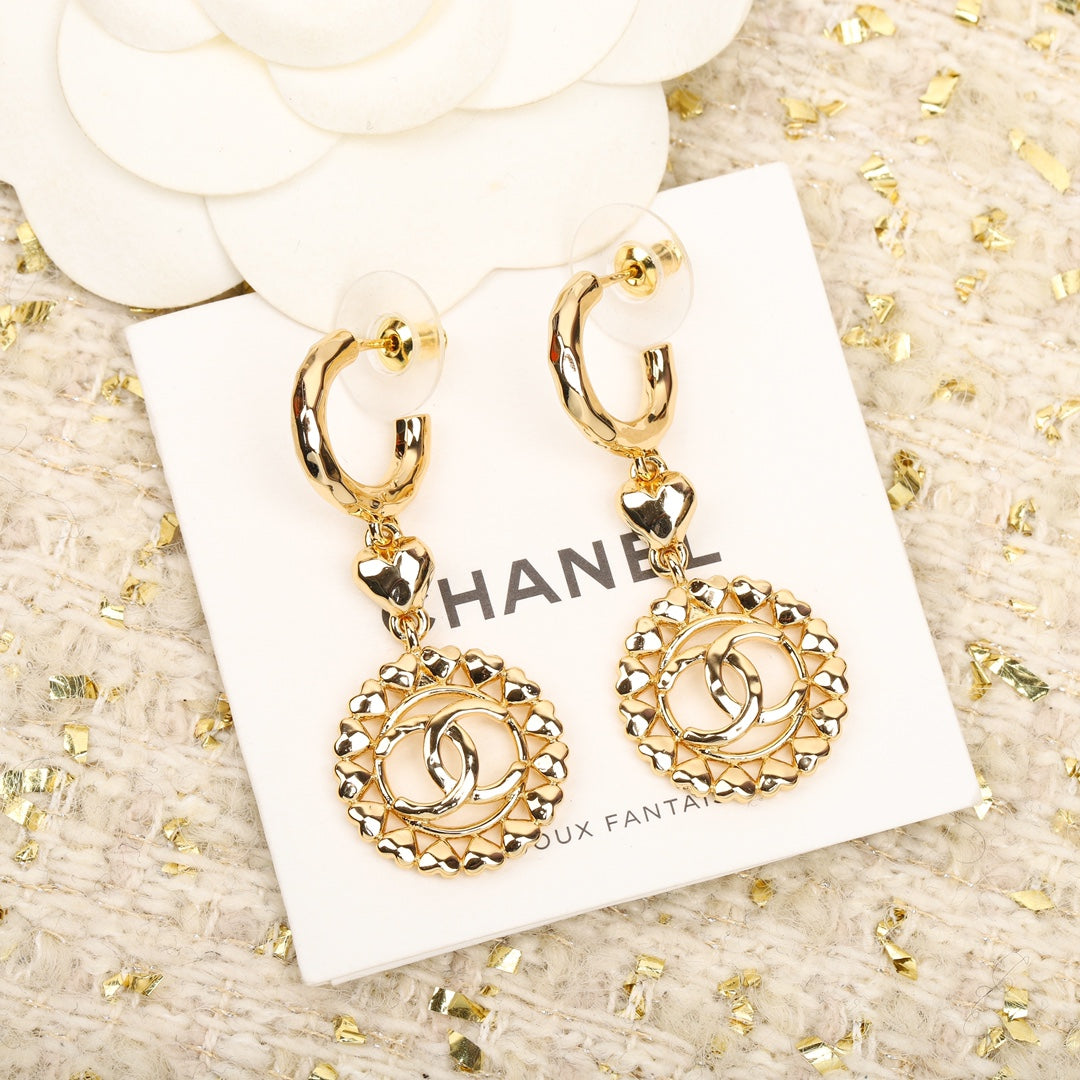 PENDIENTES DE ORO CON CORAZONES MÚLTIPLES Y DOBLE C