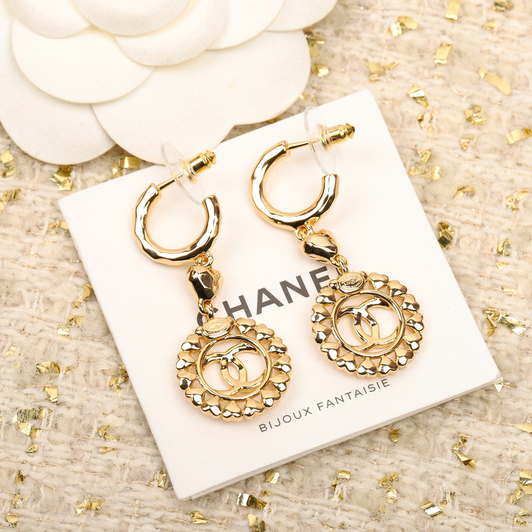 PENDIENTES DE ORO CON CORAZONES MÚLTIPLES Y DOBLE C