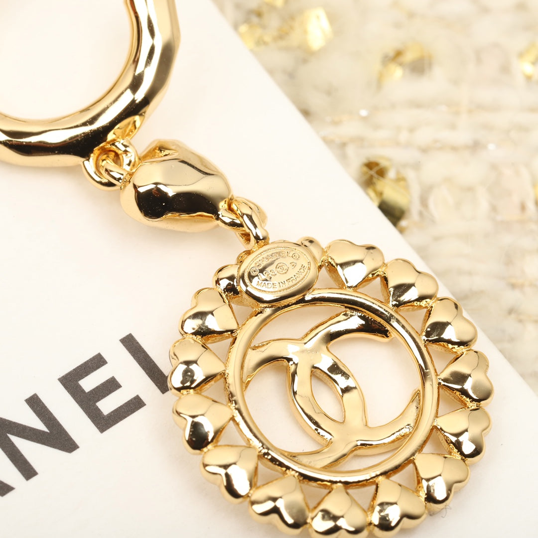 PENDIENTES DE ORO CON CORAZONES MÚLTIPLES Y DOBLE C