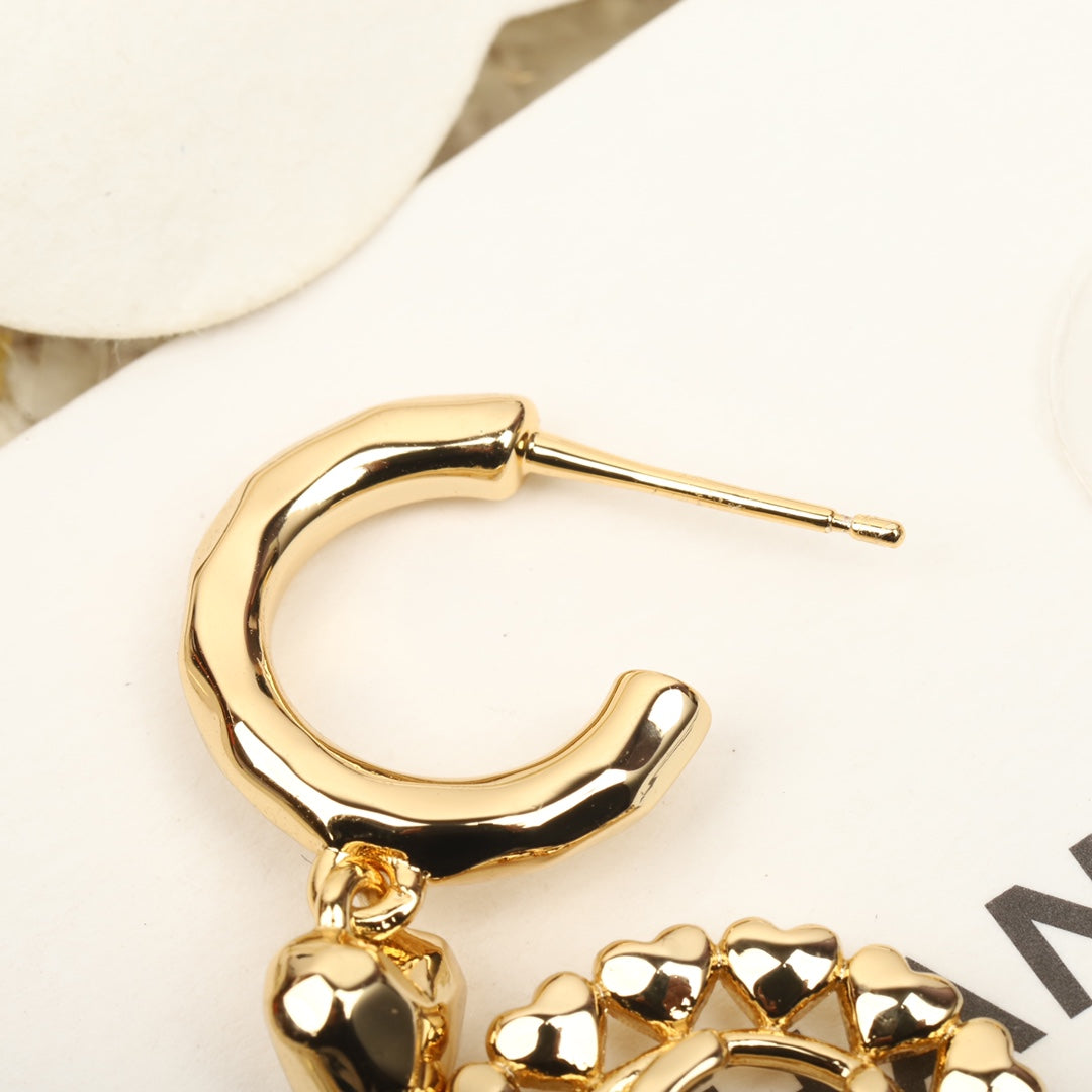 PENDIENTES DE ORO CON CORAZONES MÚLTIPLES Y DOBLE C