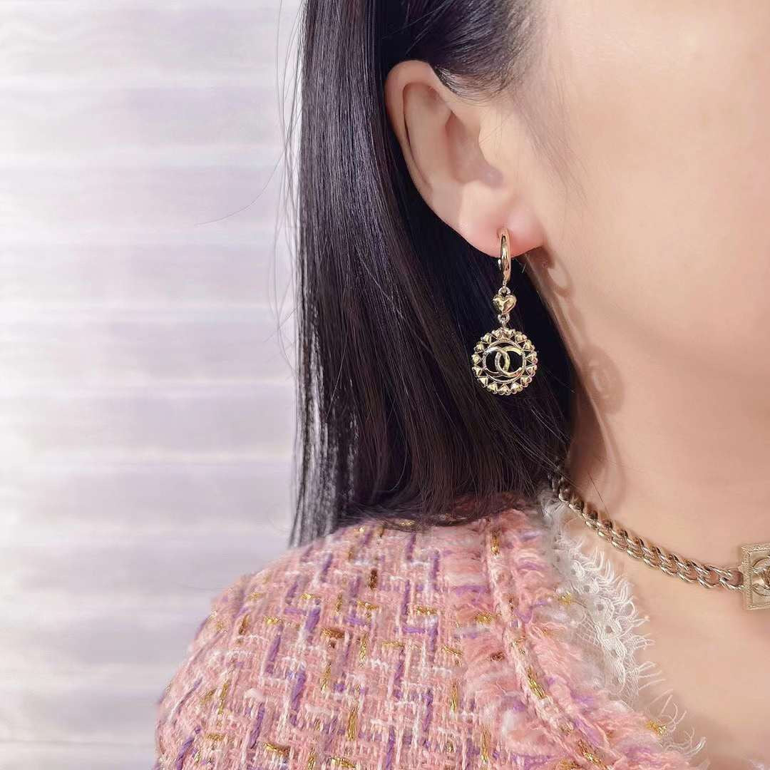 PENDIENTES DE ORO CON CORAZONES MÚLTIPLES Y DOBLE C
