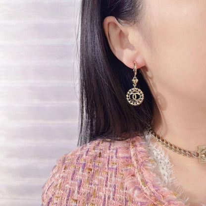 PENDIENTES DE ORO CON CORAZONES MÚLTIPLES Y DOBLE C
