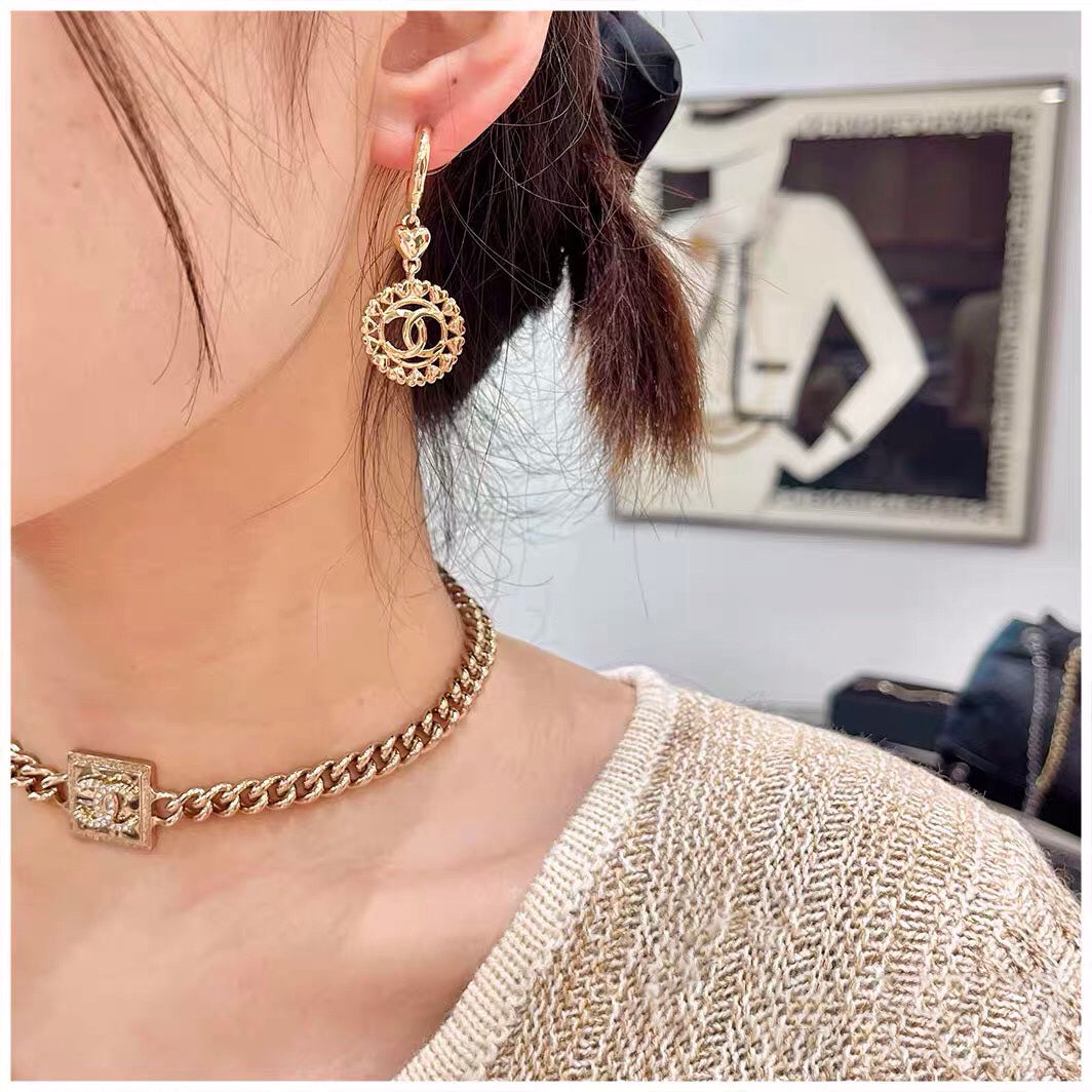 PENDIENTES DE ORO CON CORAZONES MÚLTIPLES Y DOBLE C