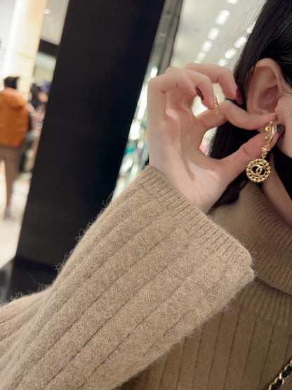 PENDIENTES DE ORO CON CORAZONES MÚLTIPLES Y DOBLE C